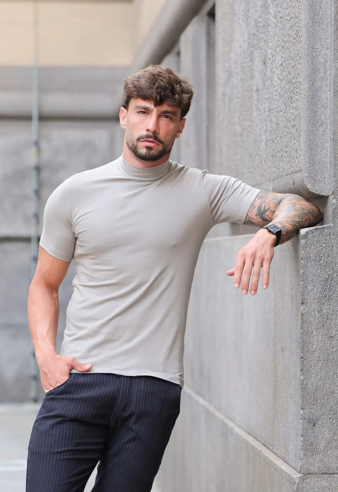 Camiseta Slim Gola Alta Cinza